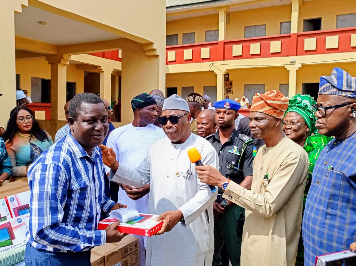 Oyo Govt Distributes 18,000 Tablets to Public Primary, Secondary School Teachers