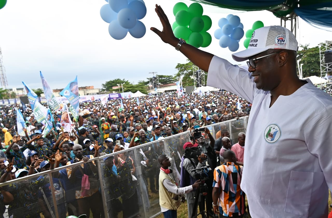 2027: Mass defection hits Oyo APC as Makinde welcomes defectors into APM
