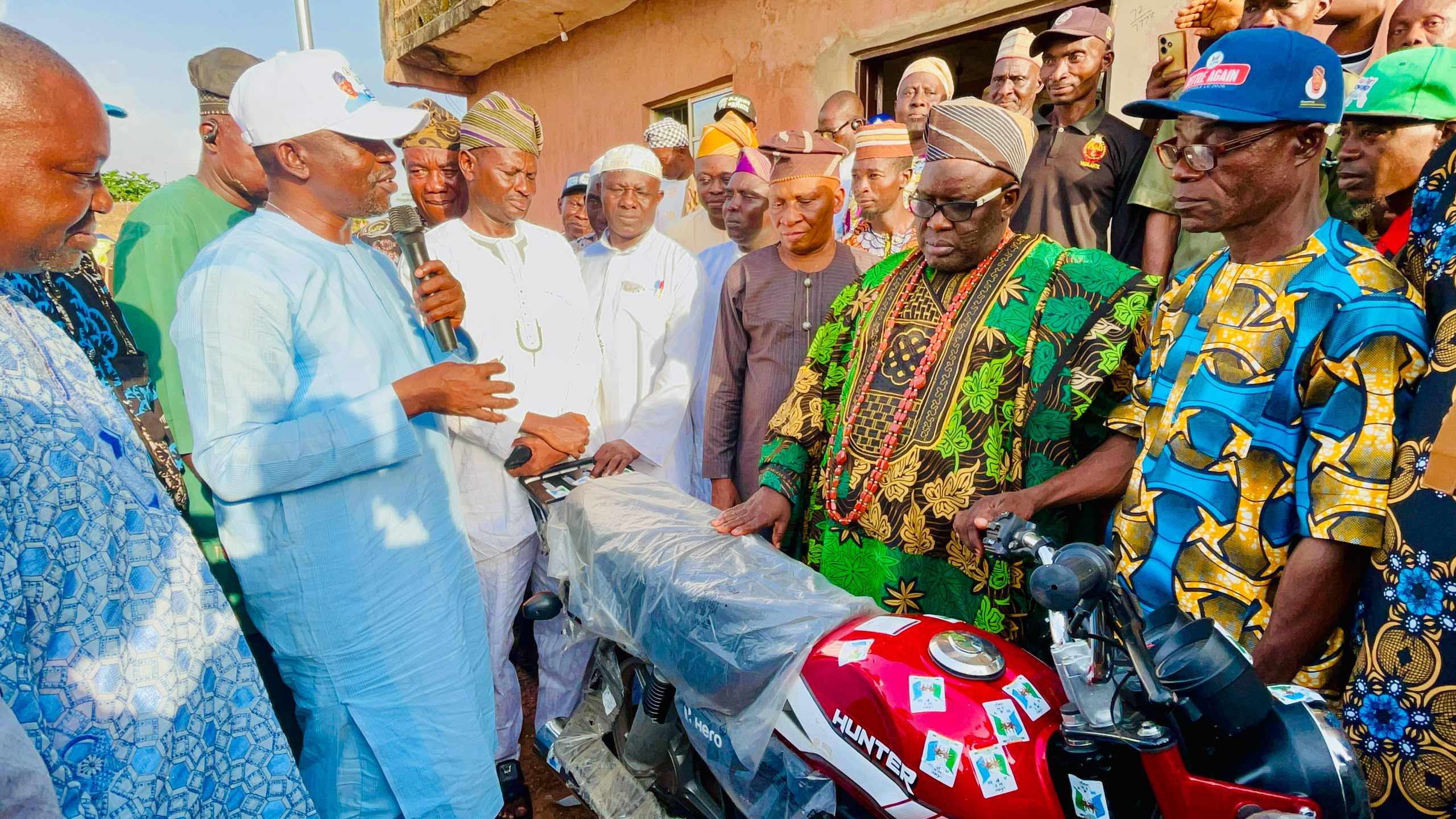 Olatunji donates motorcycle to Ayegun community in Oluyole LG to boost security operations